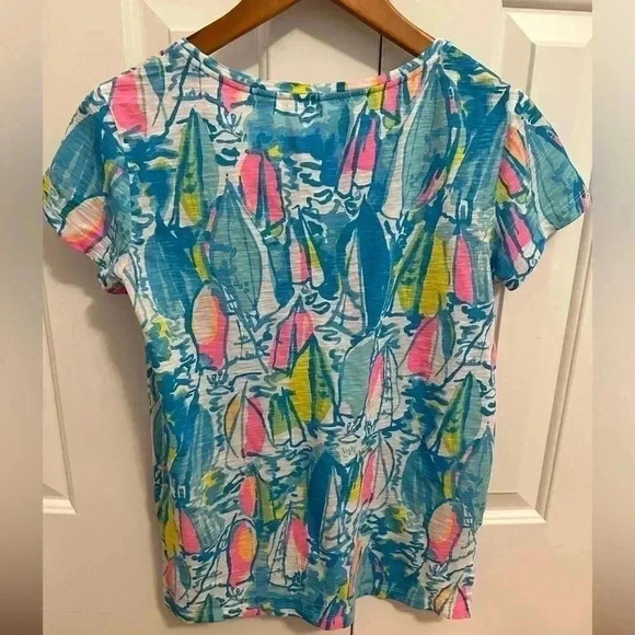 Lilly Pulitzer Meredith Tee Beach and Bae sailboat print - Picture 4 of 8